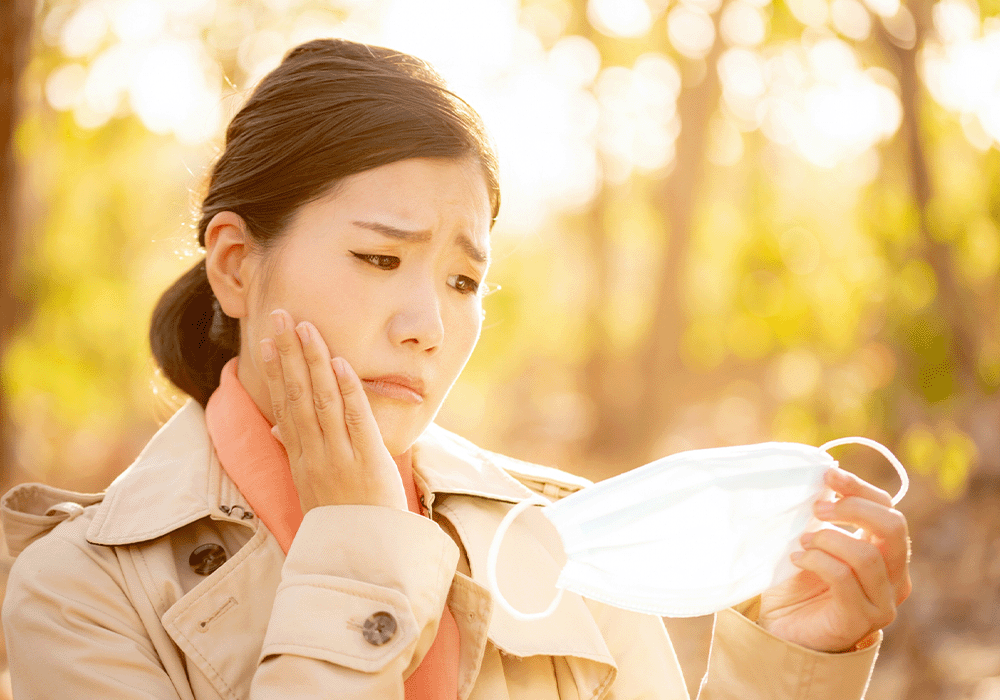 マスクと困る女性