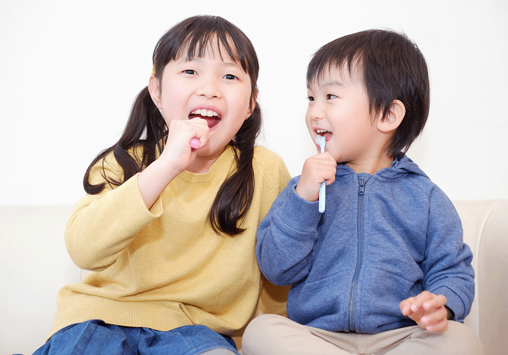 歯みがきをする子どもたち