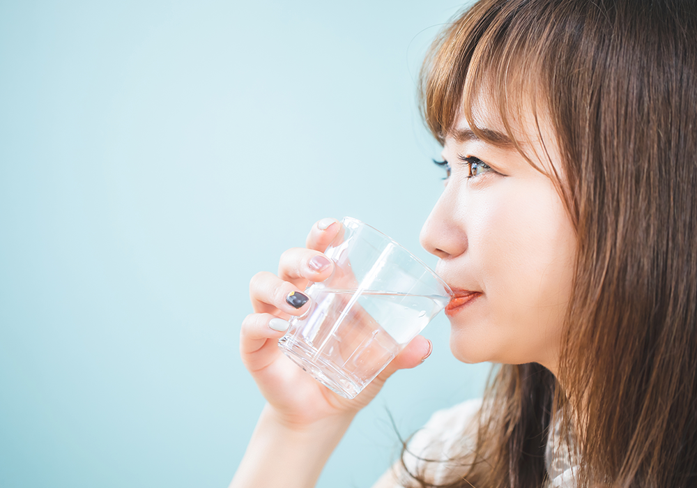 水を飲む女性